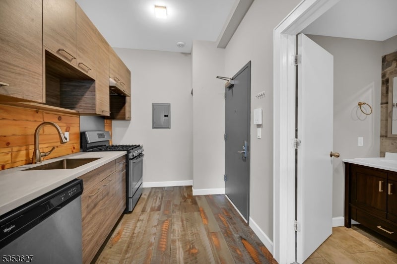 180 Spring St 203