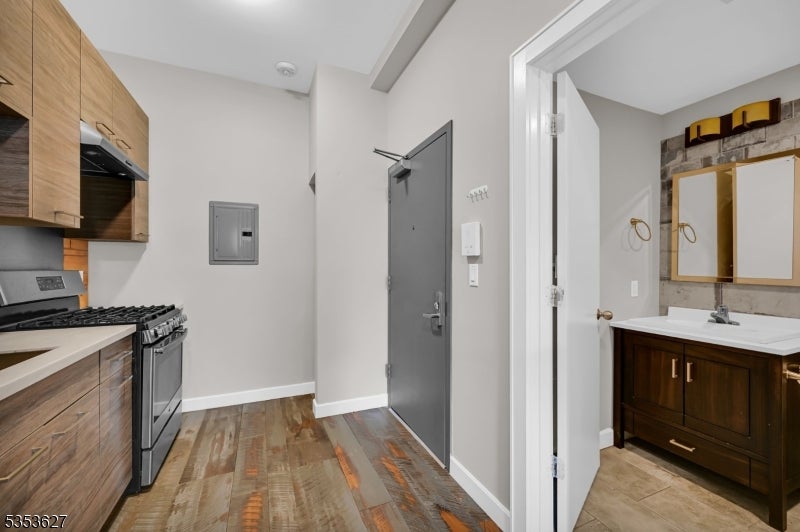 180 Spring St 203