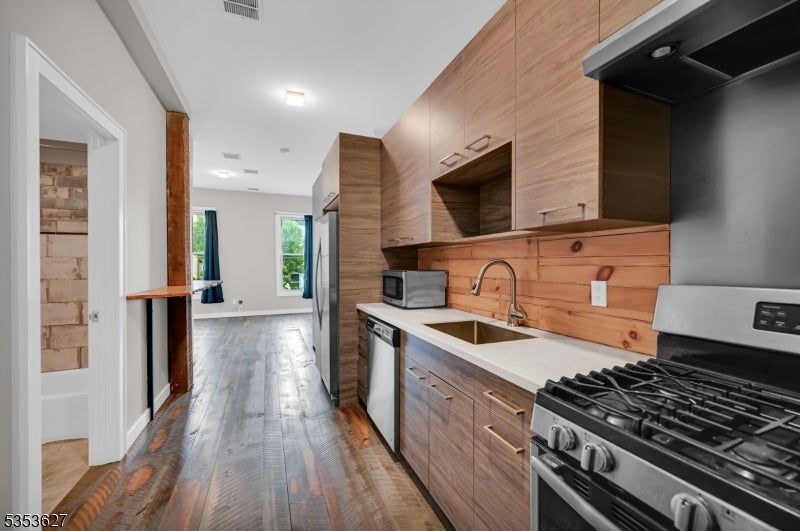 180 Spring St 203