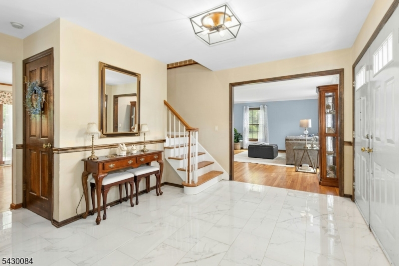 220 Queens Ln