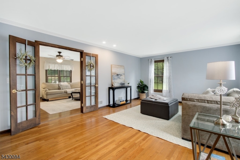 220 Queens Ln