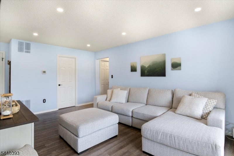 637 Magnolia Ln