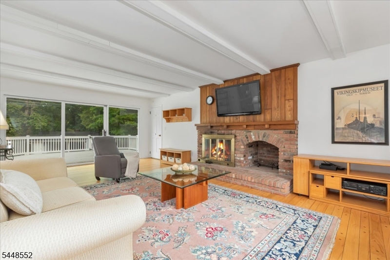 20 Gregory Ln