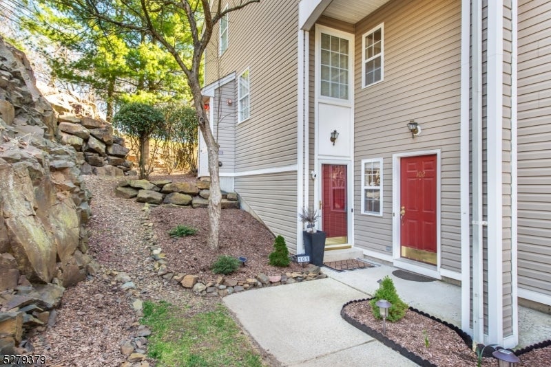102 Lakeview Ct
