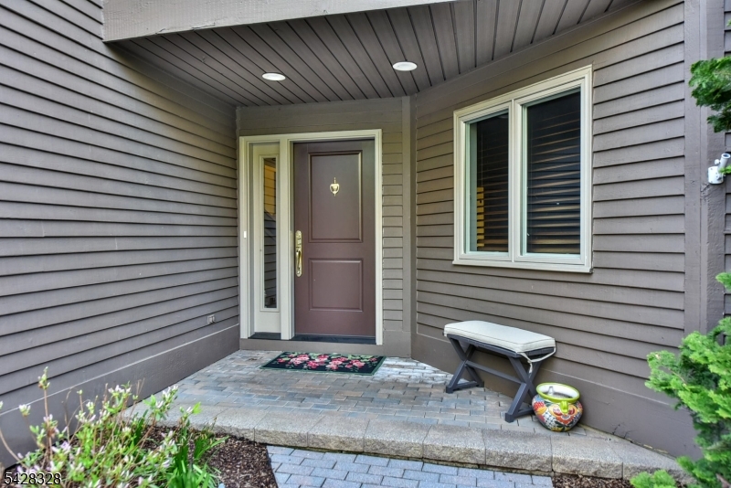 30 N Bayard Ln