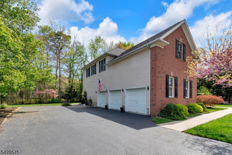 23 Yellowstone Dr