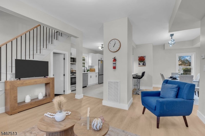 317 Lee Pl