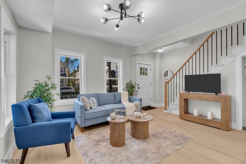 317 Lee Pl