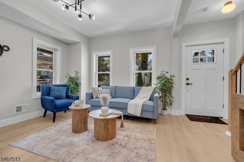 317 Lee Pl
