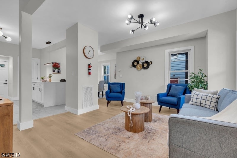 317 Lee Pl