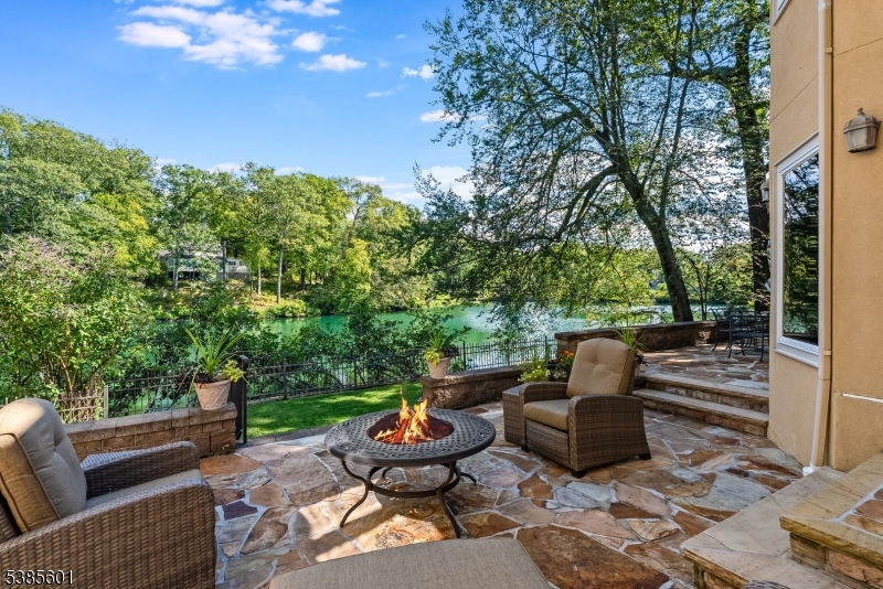 12 Ridgewood Pkwy E