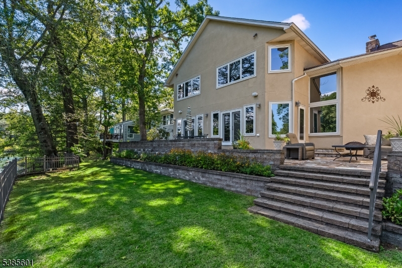 12 Ridgewood Pkwy E