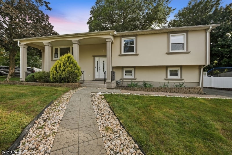 66 Lockwood Pl