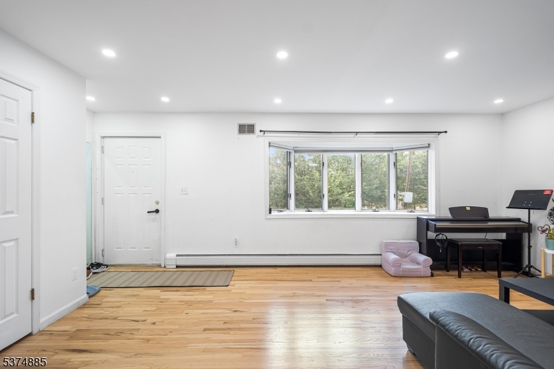 70 Hawthorne Ave