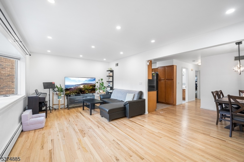 70 Hawthorne Ave