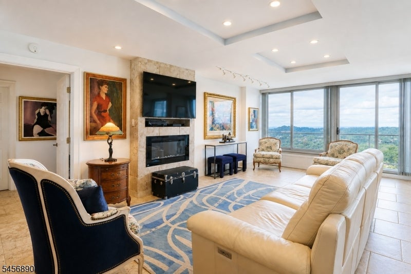 1 Claridge Dr 1025