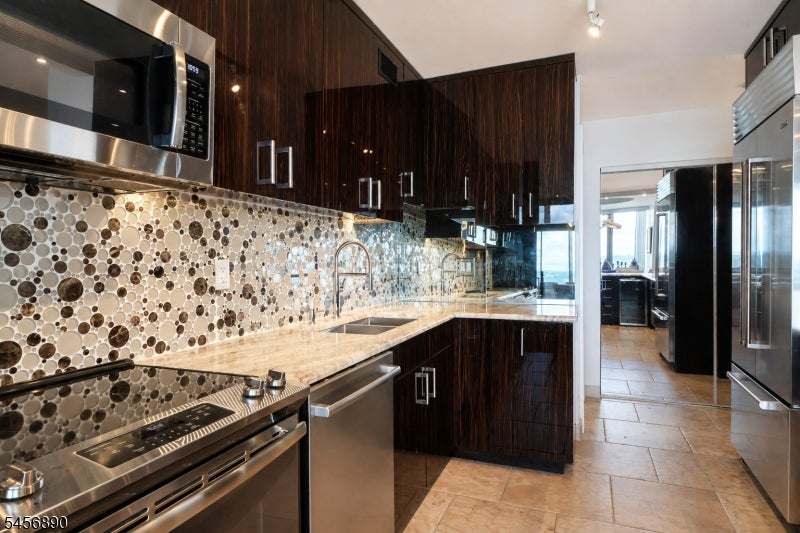 1 Claridge Dr 1025
