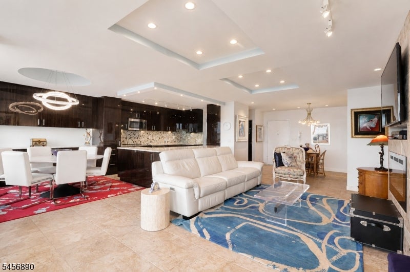 1 Claridge Dr 1025