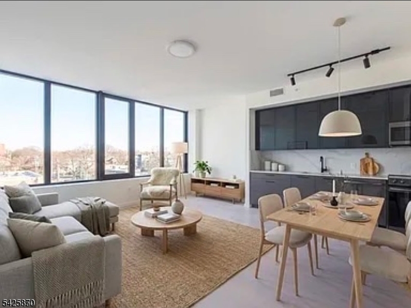 258 S Harrison St 1504