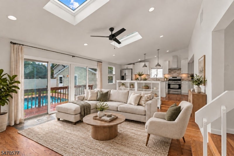 1138 Mayfair Dr