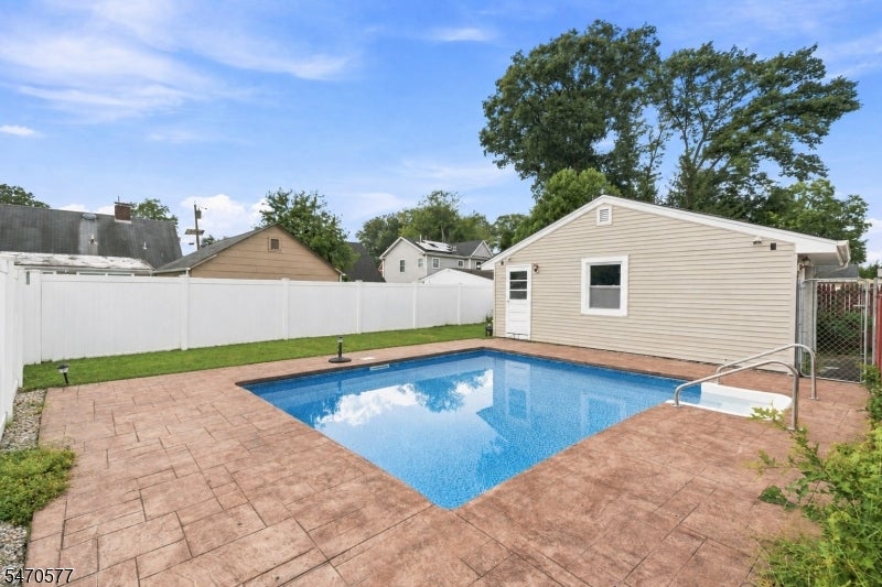 1138 Mayfair Dr