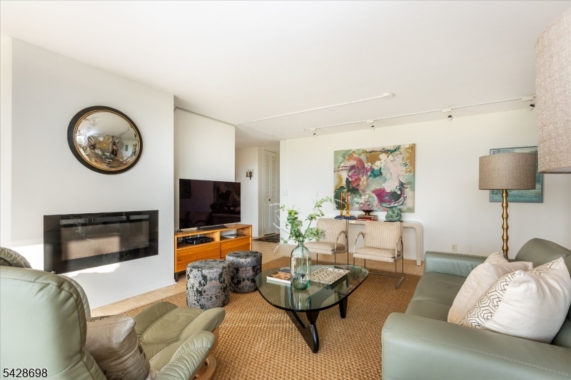 1 Claridge Dr 408