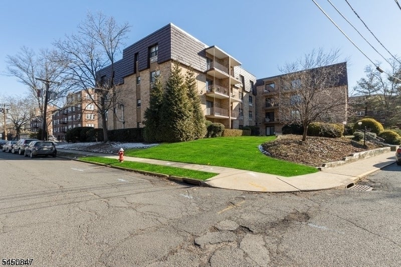 22 Riverside Dr D-10