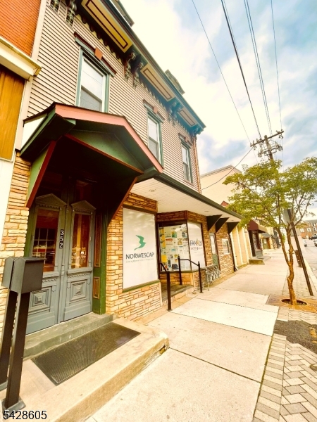 352 S Main St