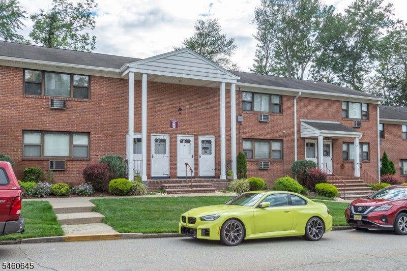 6 Colonial Dr E