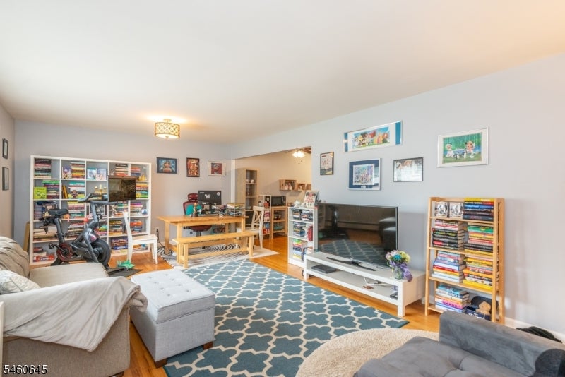 6 Colonial Dr E