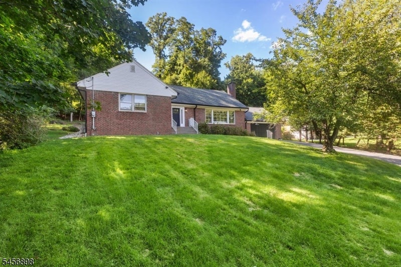 77 Gregory Ave