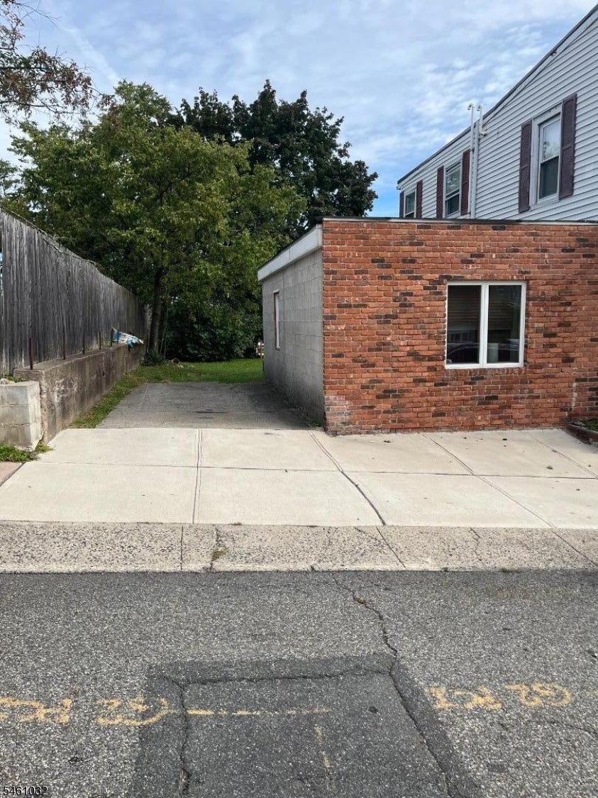 133 Dixon Ave