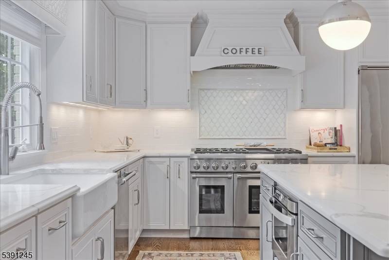 33 Cromwell Pkwy
