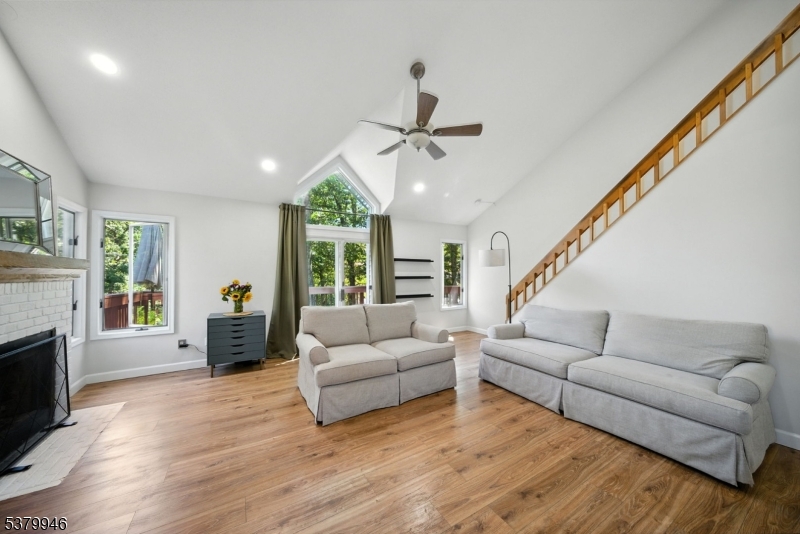 2 Pine Hollow Ct