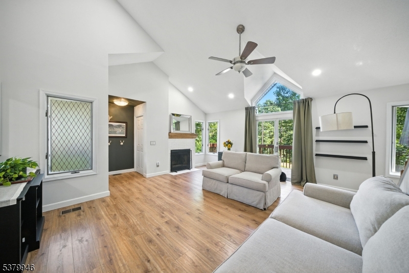 2 Pine Hollow Ct