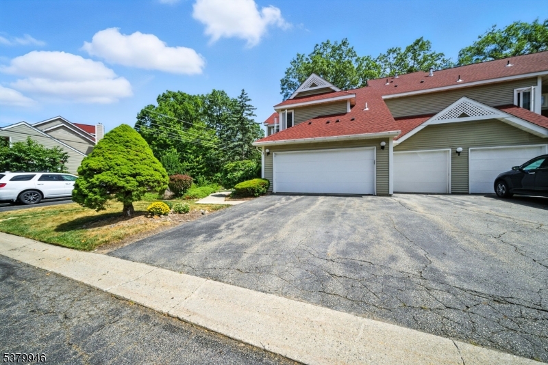 2 Pine Hollow Ct