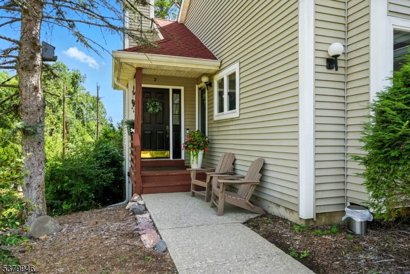 2 Pine Hollow Ct