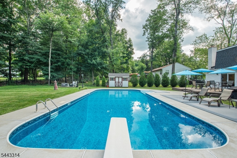 37 Camelot Dr