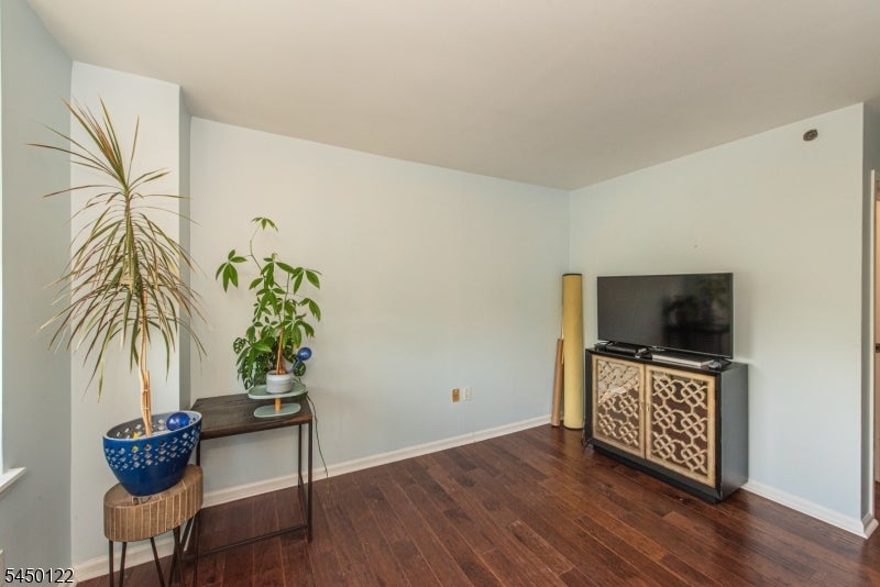 300 Main St 707