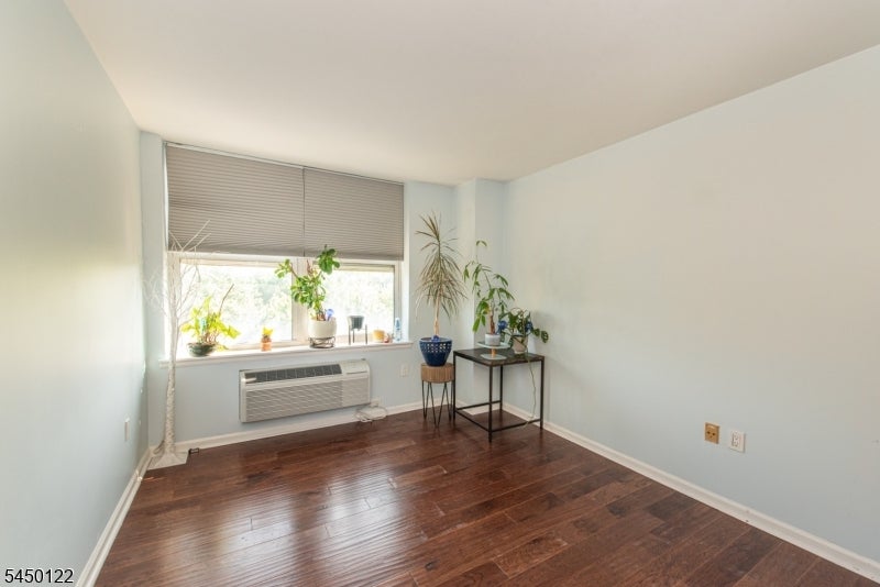 300 Main St 707