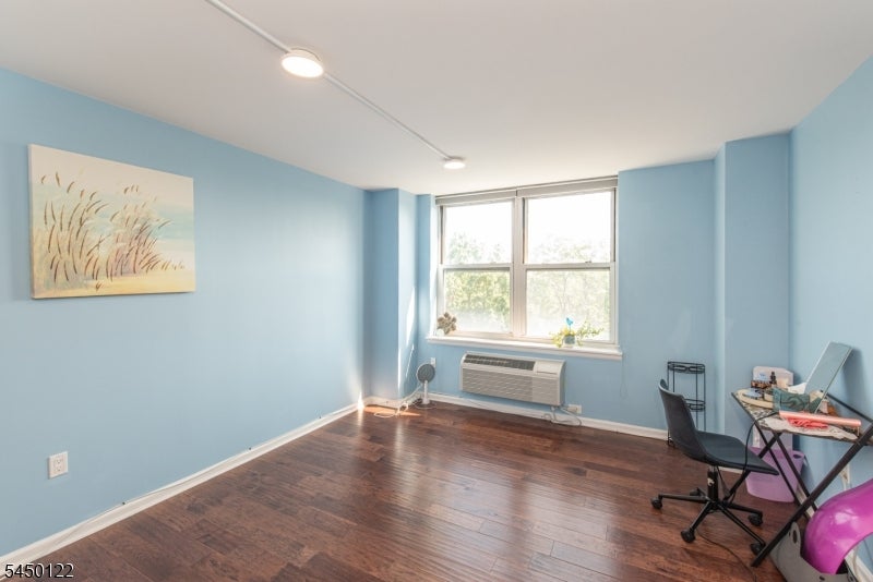 300 Main St 707