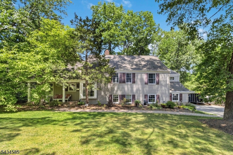 11 Powder Horn Dr