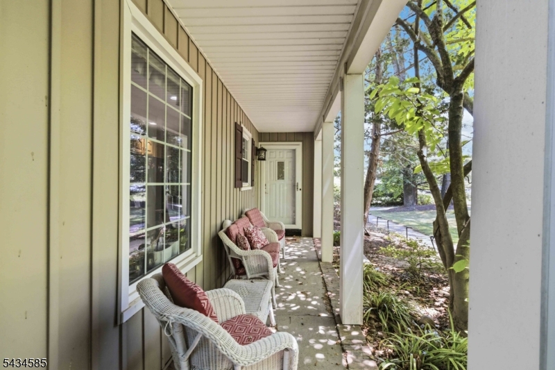 11 Powder Horn Dr