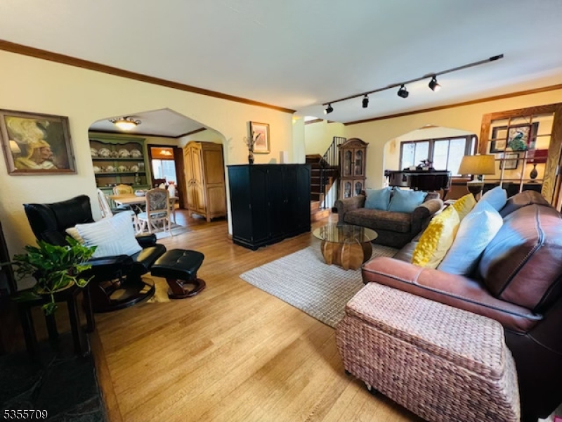 6 Norfolk Ave