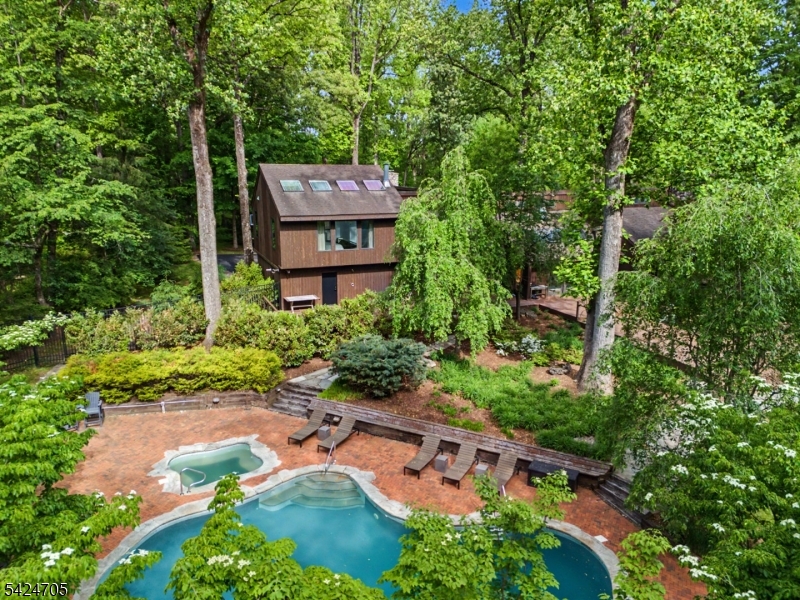 85 Crest Dr