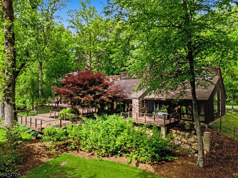 85 Crest Dr