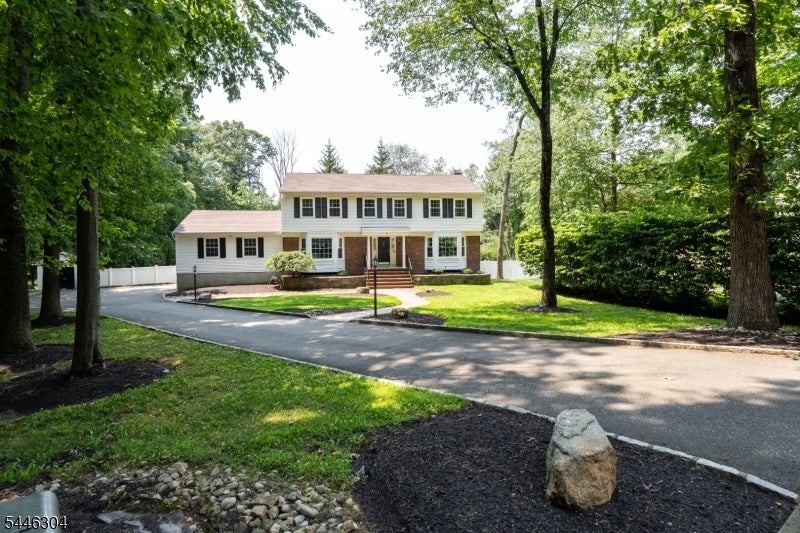 2 Hemlock Ln