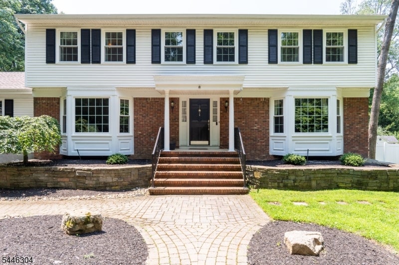 2 Hemlock Ln