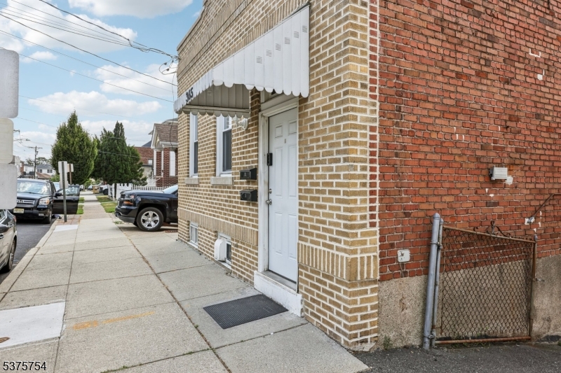 363 Macarthur Ave