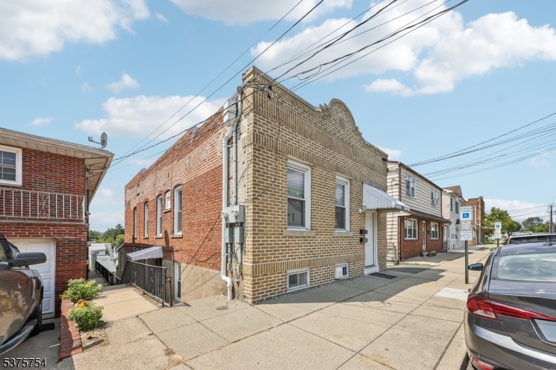 363 Macarthur Ave